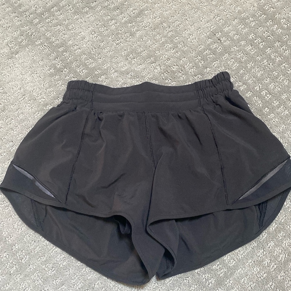 Lululemon low rise lined hotty hot shorts 2.5”